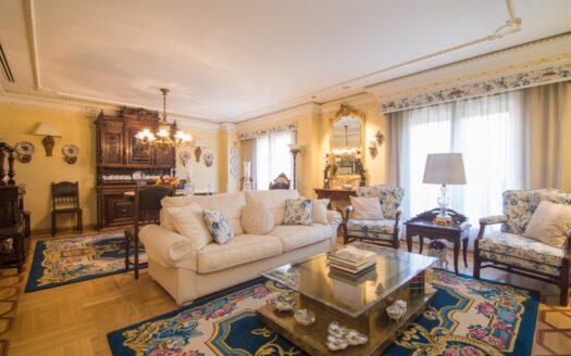 ¡EXCLUSIVA VIVIENDA CON GARAJE EN PLENO CORAZÓN DE ELCHE!