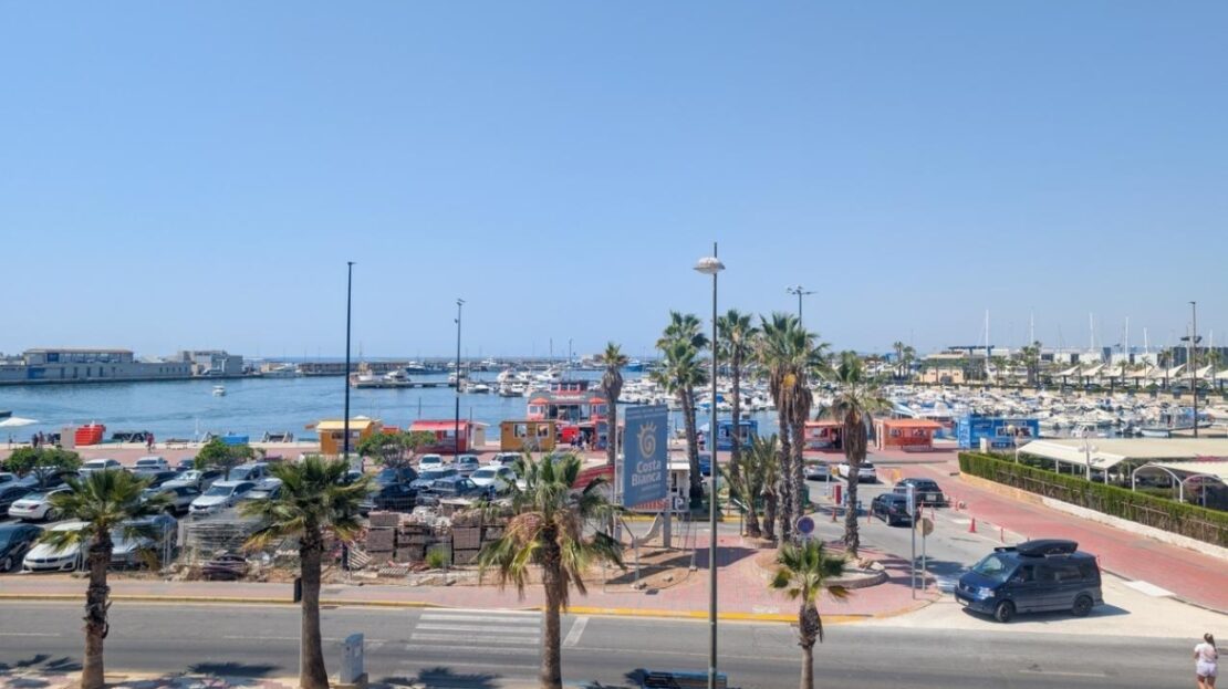 Foto 1 de la propiedad: Exclusiva vivienda reformada con impresionantes vistas frontales al mar, en el puerto de Santa Pola.