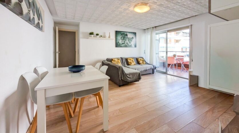Foto 2 de la propiedad: Fabuloso piso a poco pasos de la playa con estupenda terraza con vistas al mar, de tres habitaciones, 2 baños completos, plaza de parking.
