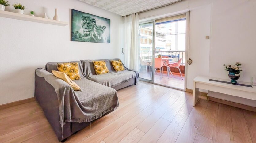 Foto 4 de la propiedad: Fabuloso piso a poco pasos de la playa con estupenda terraza con vistas al mar, de tres habitaciones, 2 baños completos, plaza de parking.