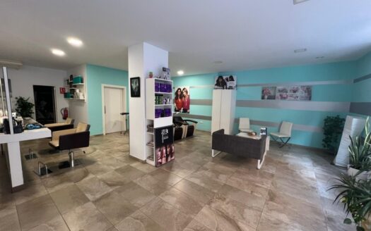 ¡Gran local con patio y posibilidad de hacer vivienda o trasteros en Corazón de Jesús!