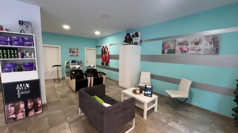 Foto 3 de la propiedad: ¡Gran local con patio y posibilidad de hacer vivienda o trasteros en Corazón de Jesús!