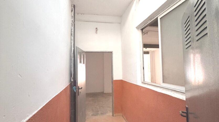 Foto 3 de la propiedad: ¡Gran Oportunidad! Amplio Local de 120m2 aprox con Patio en Carrús