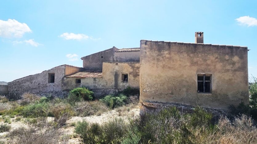 Foto 2 de la propiedad: HERMOSO CHALET  del año 1900 con 55.000 m2 de parcela con gran potencial
