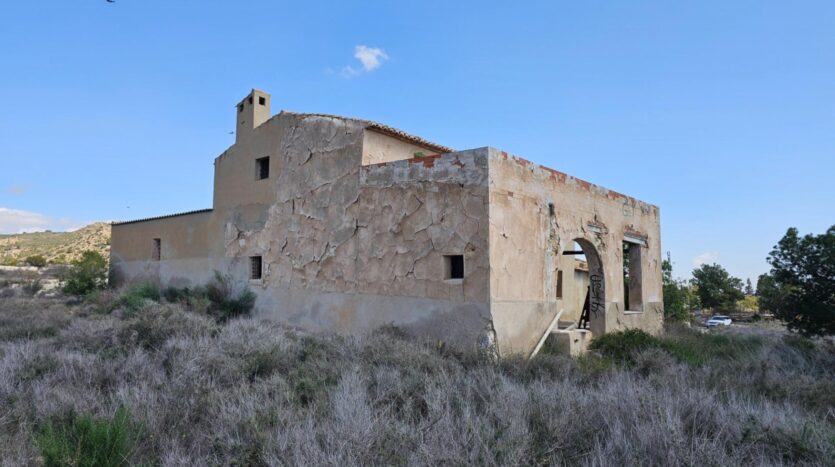 Foto 3 de la propiedad: HERMOSO CHALET  del año 1900 con 55.000 m2 de parcela con gran potencial