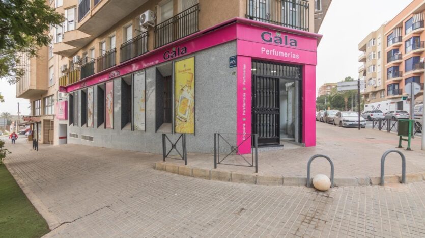 Foto 4 de la propiedad: Local de 200 metros en venta en el centro de El Altet.