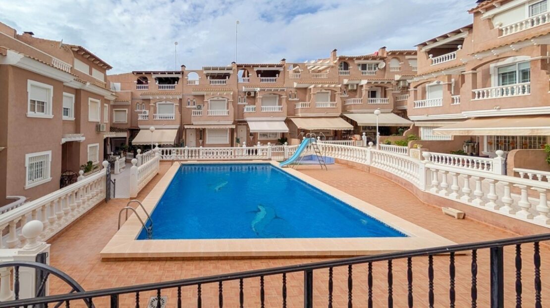 Foto 1 de la propiedad: Maravilloso piso con Piscina comunitaria, una terraza de tres dormitorio y dos baños completos con paza de garaje.