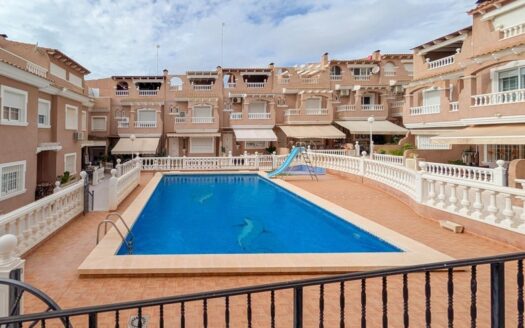 Maravilloso piso con Piscina comunitaria, una terraza de tres dormitorio y dos baños completos con paza de garaje.