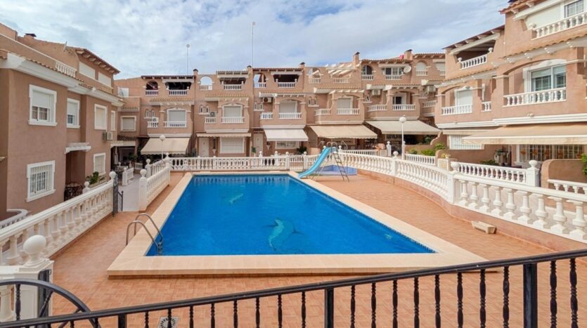 Foto de la propiedad: Maravilloso piso con Piscina comunitaria, una terraza de tres dormitorio y dos baños completos con paza de garaje.