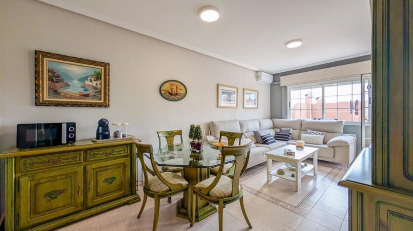 Foto 2 de la propiedad: Maravilloso piso con Piscina comunitaria, una terraza de tres dormitorio y dos baños completos con paza de garaje.