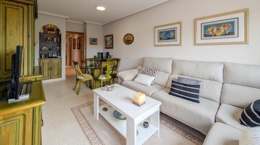 Foto 3 de la propiedad: Maravilloso piso con Piscina comunitaria, una terraza de tres dormitorio y dos baños completos con paza de garaje.