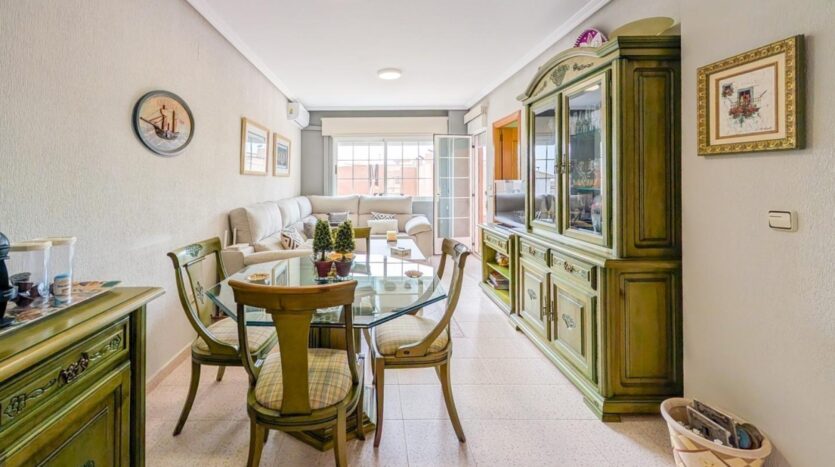 Foto 4 de la propiedad: Maravilloso piso con Piscina comunitaria, una terraza de tres dormitorio y dos baños completos con paza de garaje.