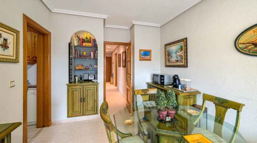 Ver todas las 32 fotos de la propiedad: Maravilloso piso con Piscina comunitaria, una terraza de tres dormitorio y dos baños completos con paza de garaje.