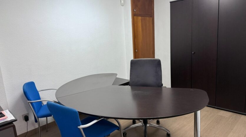 Foto 3 de la propiedad: Oportunidad para pequeños inversores local montado oficinas junto Reina Victoria con despacho privado.