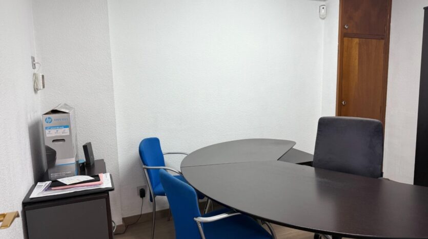Foto 4 de la propiedad: Oportunidad para pequeños inversores local montado oficinas junto Reina Victoria con despacho privado.