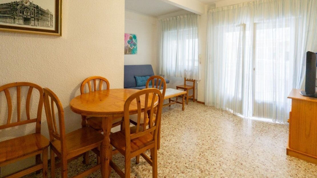 Foto 1 de la propiedad: Piso con terraza ubicado en la zona del puerto de Santa Pola, a un paso de la playa de Gran playa. La vivienda cuenta con 3 dormitorios y 2 baños.