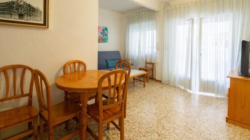 Foto de la propiedad: Piso con terraza ubicado en la zona del puerto de Santa Pola, a un paso de la playa de Gran playa. La vivienda cuenta con 3 dormitorios y 2 baños.