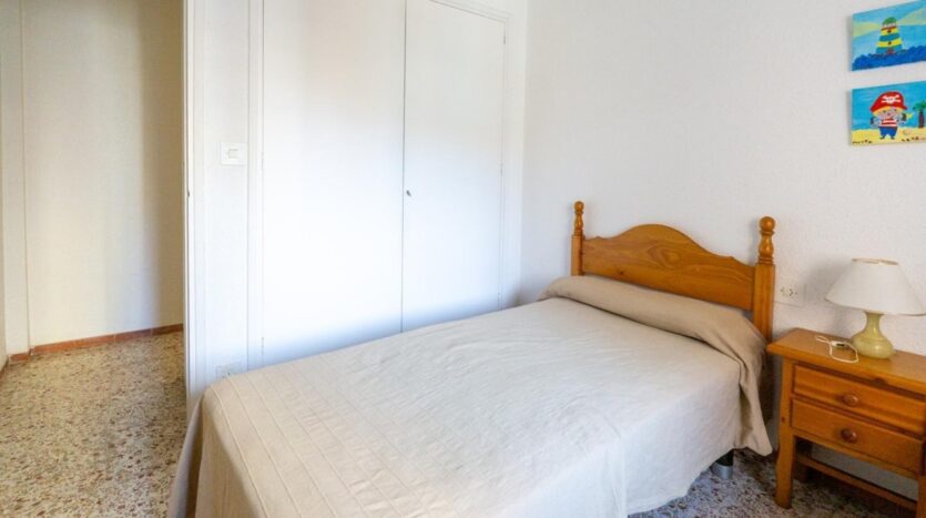 Foto 3 de la propiedad: Piso con terraza ubicado en la zona del puerto de Santa Pola, a un paso de la playa de Gran playa. La vivienda cuenta con 3 dormitorios y 2 baños.