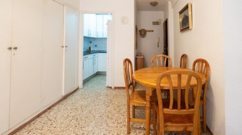 Foto 4 de la propiedad: Piso con terraza ubicado en la zona del puerto de Santa Pola, a un paso de la playa de Gran playa. La vivienda cuenta con 3 dormitorios y 2 baños.