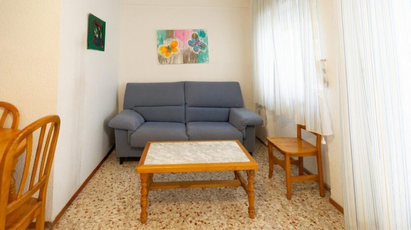 Ver todas las 36 fotos de la propiedad: Piso con terraza ubicado en la zona del puerto de Santa Pola, a un paso de la playa de Gran playa. La vivienda cuenta con 3 dormitorios y 2 baños.