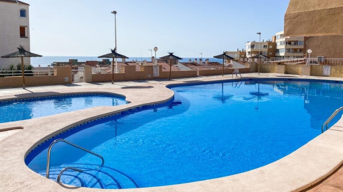 Foto 1 de la propiedad: Piso de 2 dormitorios, con terraza, piscina comunitaria, parking y vistas laterales al mar en Arenales del Sol.