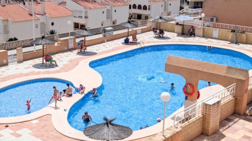 Foto 2 de la propiedad: Piso de 2 dormitorios, con terraza, piscina comunitaria, parking y vistas laterales al mar en Arenales del Sol.