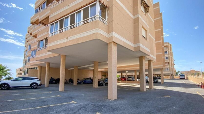 Foto 3 de la propiedad: Piso de 2 dormitorios, con terraza, piscina comunitaria, parking y vistas laterales al mar en Arenales del Sol.