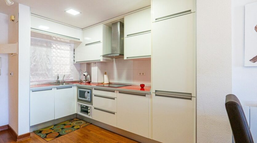 Foto 4 de la propiedad: Piso de 2 dormitorios, con terraza, piscina comunitaria, parking y vistas laterales al mar en Arenales del Sol.