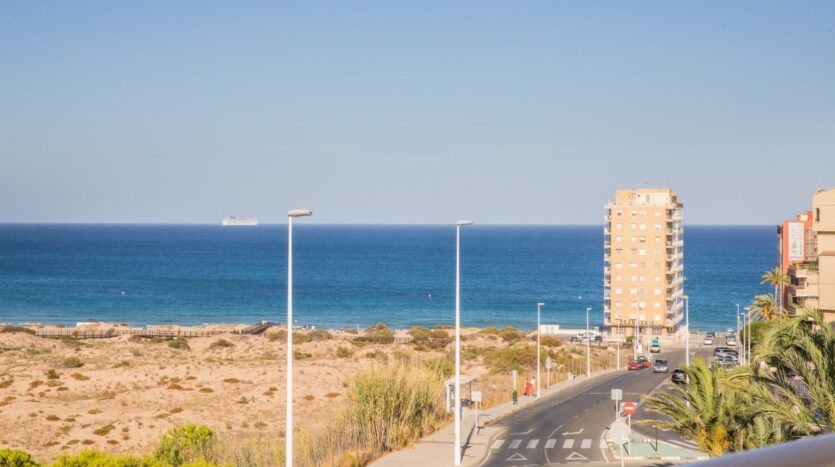 Foto 3 de la propiedad: PISO UNICO EN VENTA DE 3 DORMITORIOS EN LOS ARENALES DEL SOL CON VISTAS ESPECTACULARES