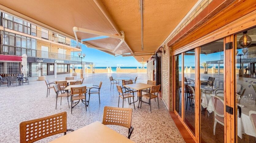 Foto 2 de la propiedad: Restaurante en primera línea de playa en Los Arenales del Sol.