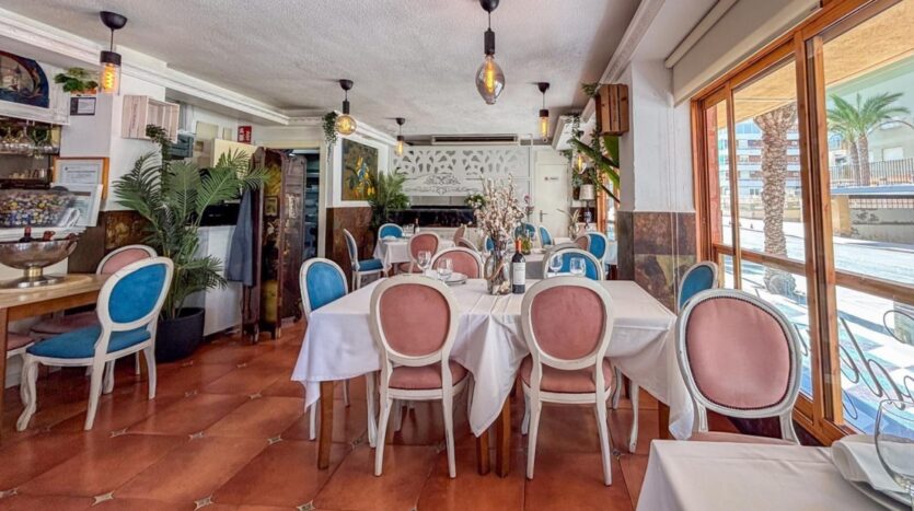 Ver todas las 26 fotos de la propiedad: Restaurante en primera línea de playa en Los Arenales del Sol.