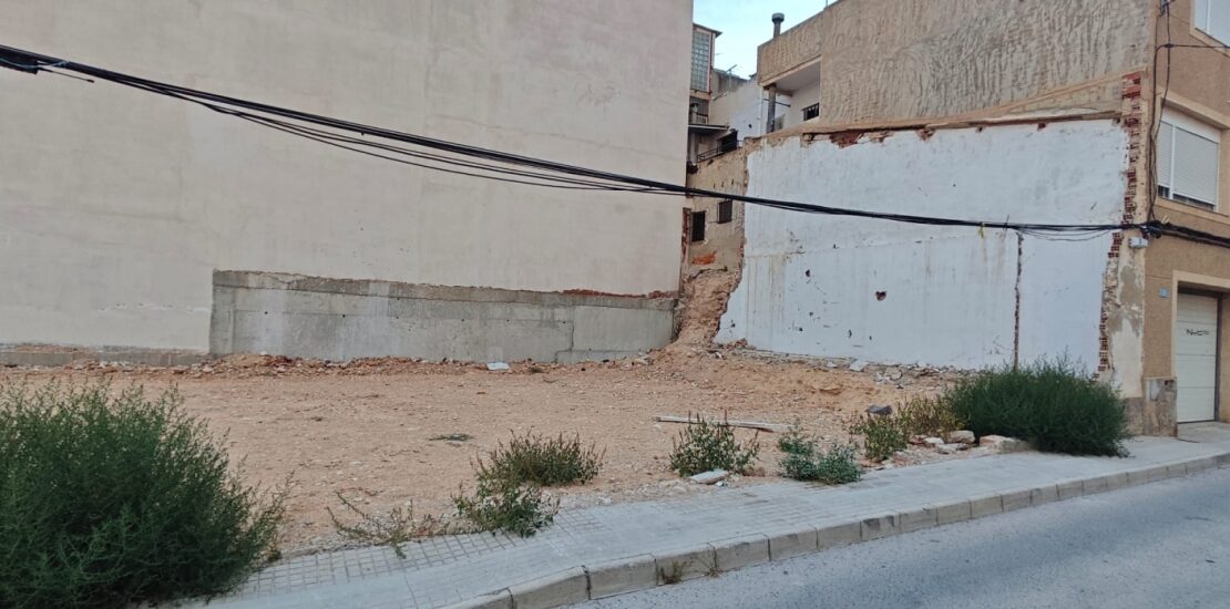 Foto 1 de la propiedad: SE VENDE SOLAR URBANO PREPARADO PARA EDIFICAR PLANTA BAJA + 2 ALTURAS + ATICO