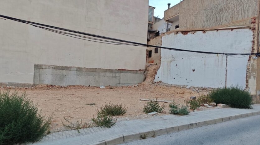 Foto de la propiedad: SE VENDE SOLAR URBANO PREPARADO PARA EDIFICAR PLANTA BAJA + 2 ALTURAS + ATICO