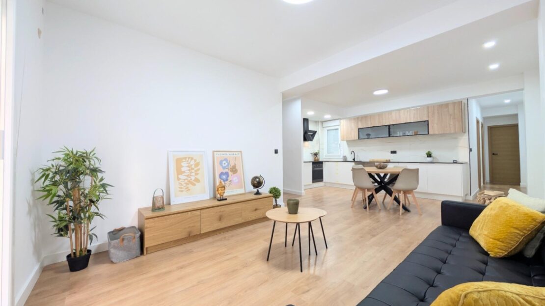 Foto 1 de la propiedad: VIVIENDA TOTALMENTE REFORMADA JUNTO REINA VICTORIA CON TRES DORMITORIOS Y PATIO PRIVADO