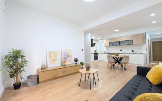 VIVIENDA TOTALMENTE REFORMADA JUNTO REINA VICTORIA CON TRES DORMITORIOS Y PATIO PRIVADO