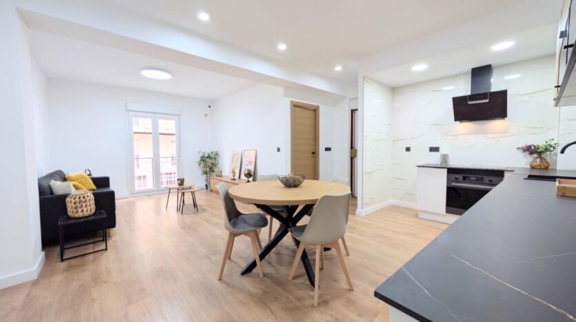 Foto 2 de la propiedad: VIVIENDA TOTALMENTE REFORMADA JUNTO REINA VICTORIA CON TRES DORMITORIOS Y PATIO PRIVADO