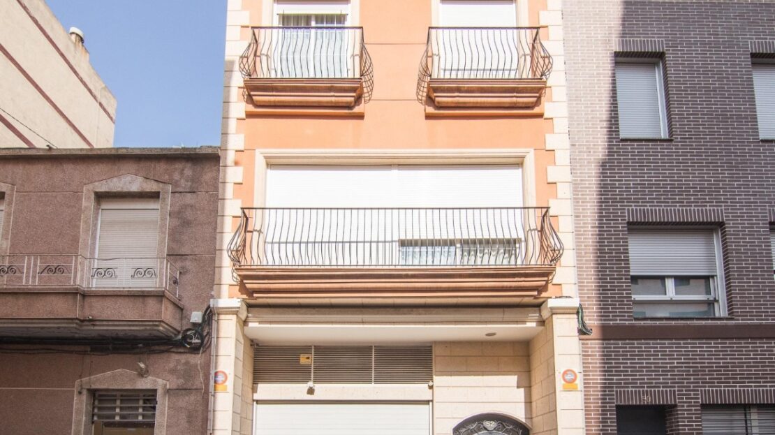 Foto 1 de la propiedad: VIVIENDA UNIFAMILIAR EN EL CORAZÓN DE ELCHE — INDEPENDIENTE, CON ASCENSOR, GARAJE Y LISTA PARA ENTRA