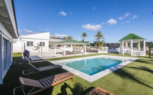✨ EXCLUSIVA VILLA DE LUJO TOTALMENTE REFORMADA EN PARCELA INDEPENDIENTE DE 3.200 M² – COSTA BLANCA