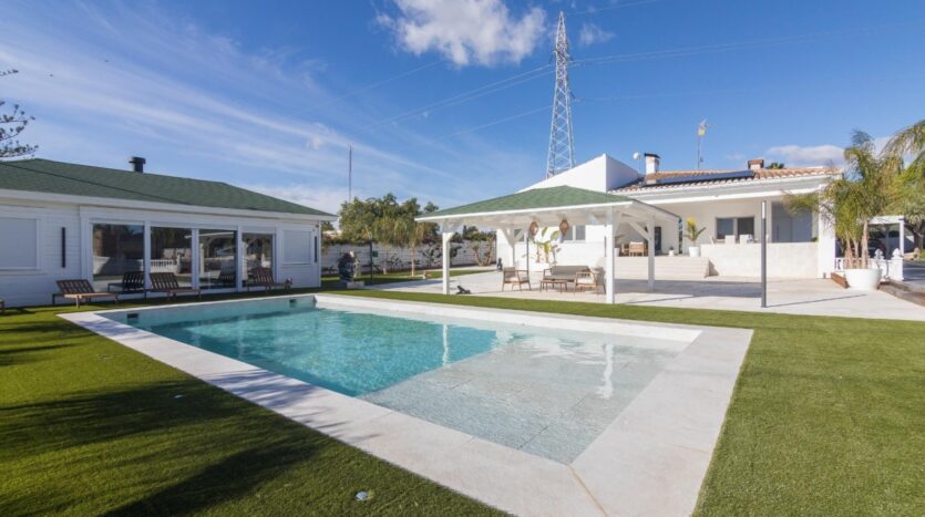 Foto 2 de la propiedad: ✨ EXCLUSIVA VILLA DE LUJO TOTALMENTE REFORMADA EN PARCELA INDEPENDIENTE DE 3.200 M² – COSTA BLANCA