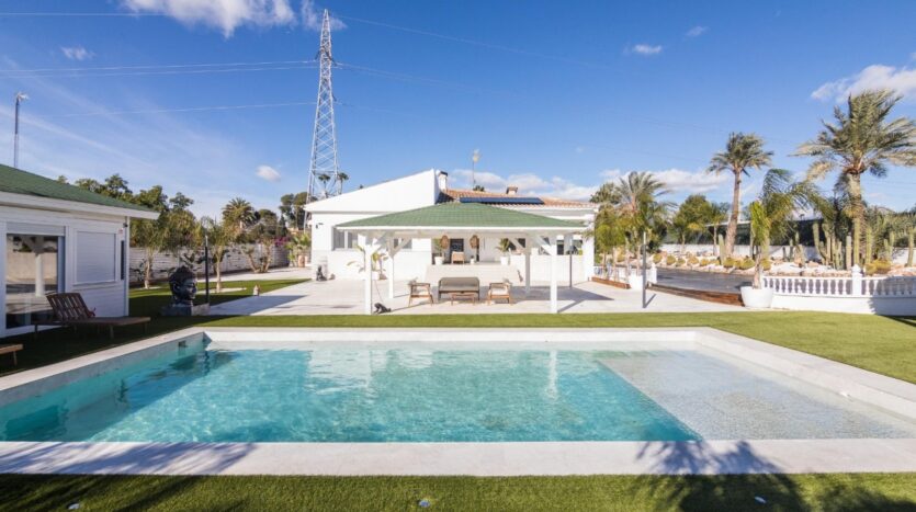 Foto 3 de la propiedad: ✨ EXCLUSIVA VILLA DE LUJO TOTALMENTE REFORMADA EN PARCELA INDEPENDIENTE DE 3.200 M² – COSTA BLANCA