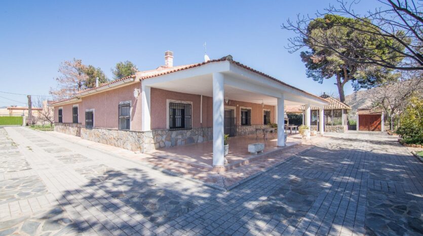 Foto 3 de la propiedad: ¡CHALET CON PISCINA Y GRAN PARCELA EN REDOVÁN!
