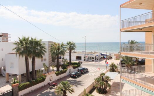 ¿Y SI PUDIERAS TENER VISTAS AL MAR DESDE TODAS LAS ESTANCIAS DE TU APARTAMENTO? ¿Y SI BAJAR A LA PLAYA ES SIMPLEMENTE DICHO Y HECHO?