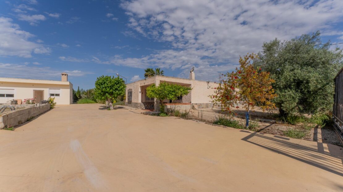 Foto 1 de la propiedad: ¡Oasis de tranquilidad a 7 minutos de Elche! Gran parcela y potencial infinito