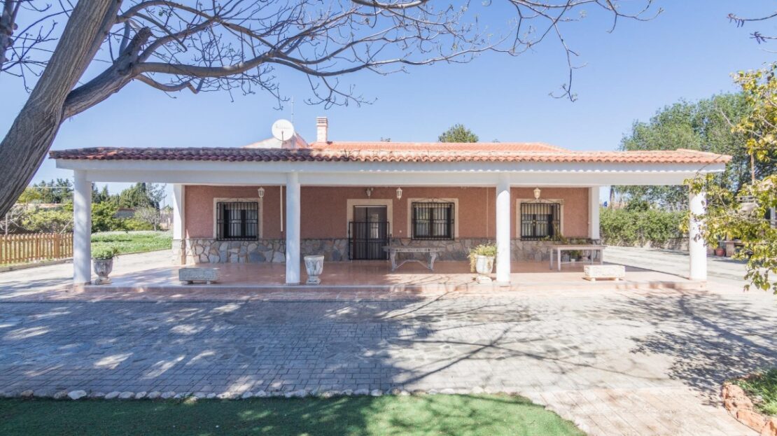 Foto 1 de la propiedad: ¡CHALET CON PISCINA Y GRAN PARCELA EN REDOVÁN!