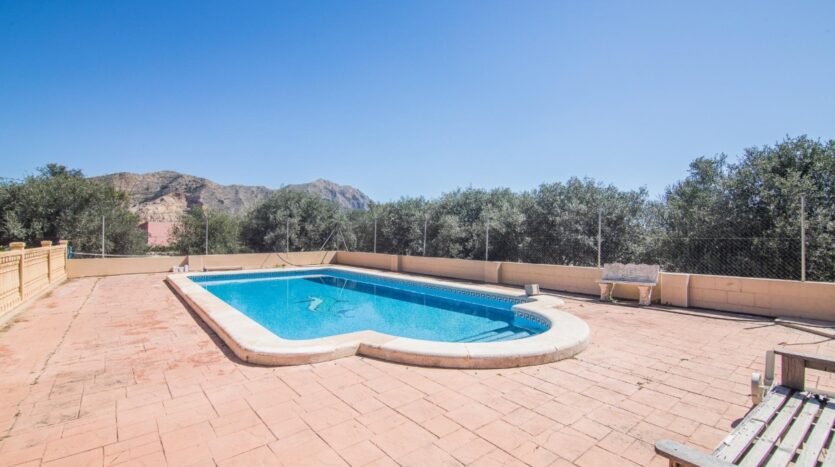 Foto 2 de la propiedad: ¡CHALET CON PISCINA Y GRAN PARCELA EN REDOVÁN!