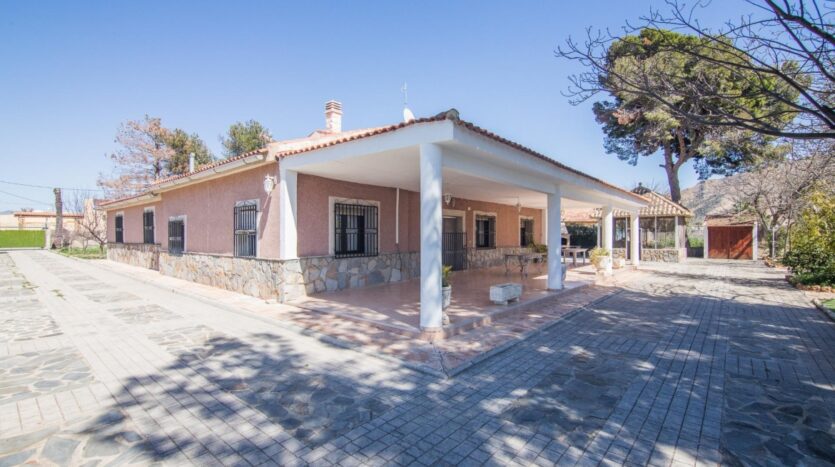 Foto 3 de la propiedad: ¡CHALET CON PISCINA Y GRAN PARCELA EN REDOVÁN!
