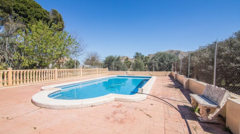 Foto 4 de la propiedad: ¡CHALET CON PISCINA Y GRAN PARCELA EN REDOVÁN!