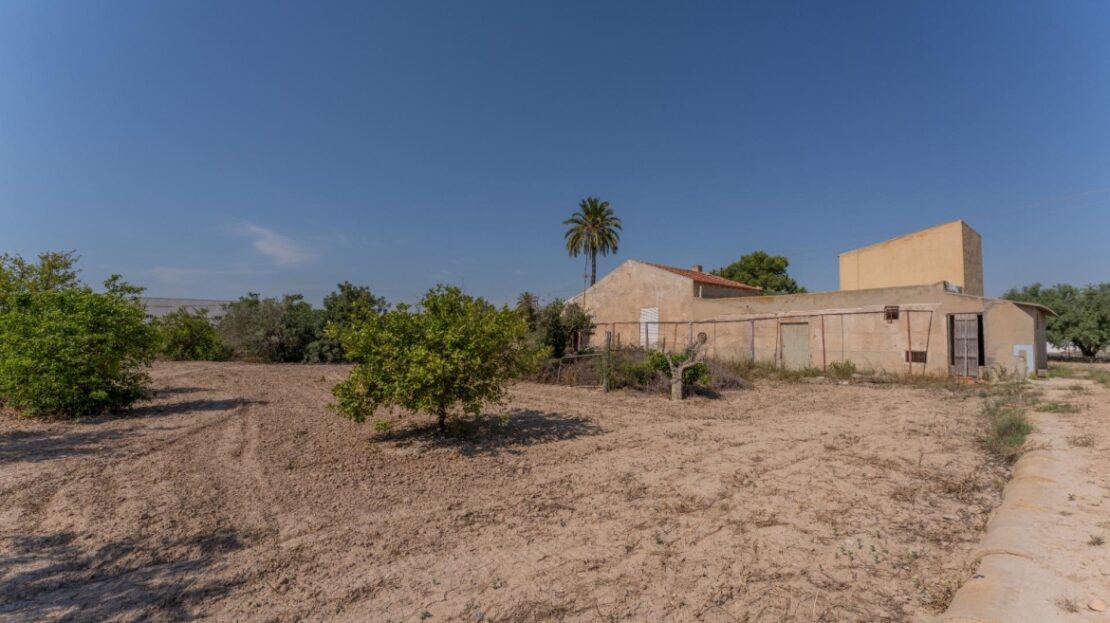 Foto 1 de la propiedad: Excelente casa de campo para reformar en una ubicación privilegiada y segura junto a 500 metros del casco urbano de Elche