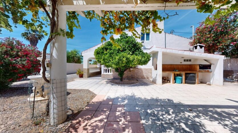 Foto 2 de la propiedad: Impresionante Chalet en Alicante – ¡Tu paraíso privado a tu alcance!
