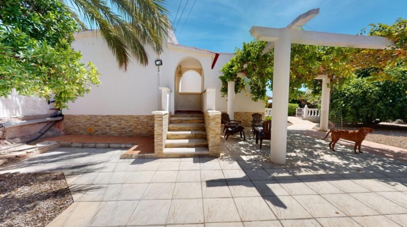 Foto 3 de la propiedad: Impresionante Chalet en Alicante – ¡Tu paraíso privado a tu alcance!